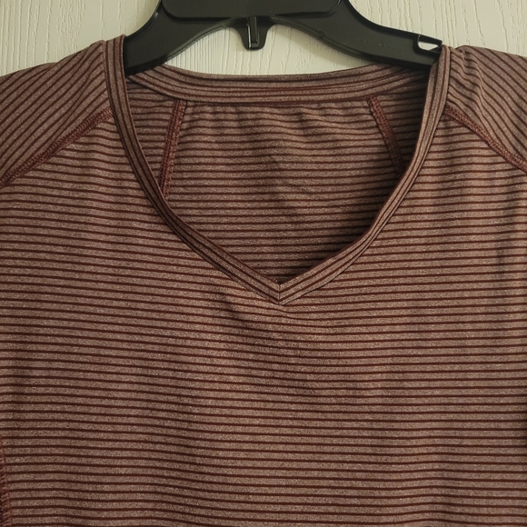 🟣 Burgundy Ascend Vneck - Picture 7 of 8